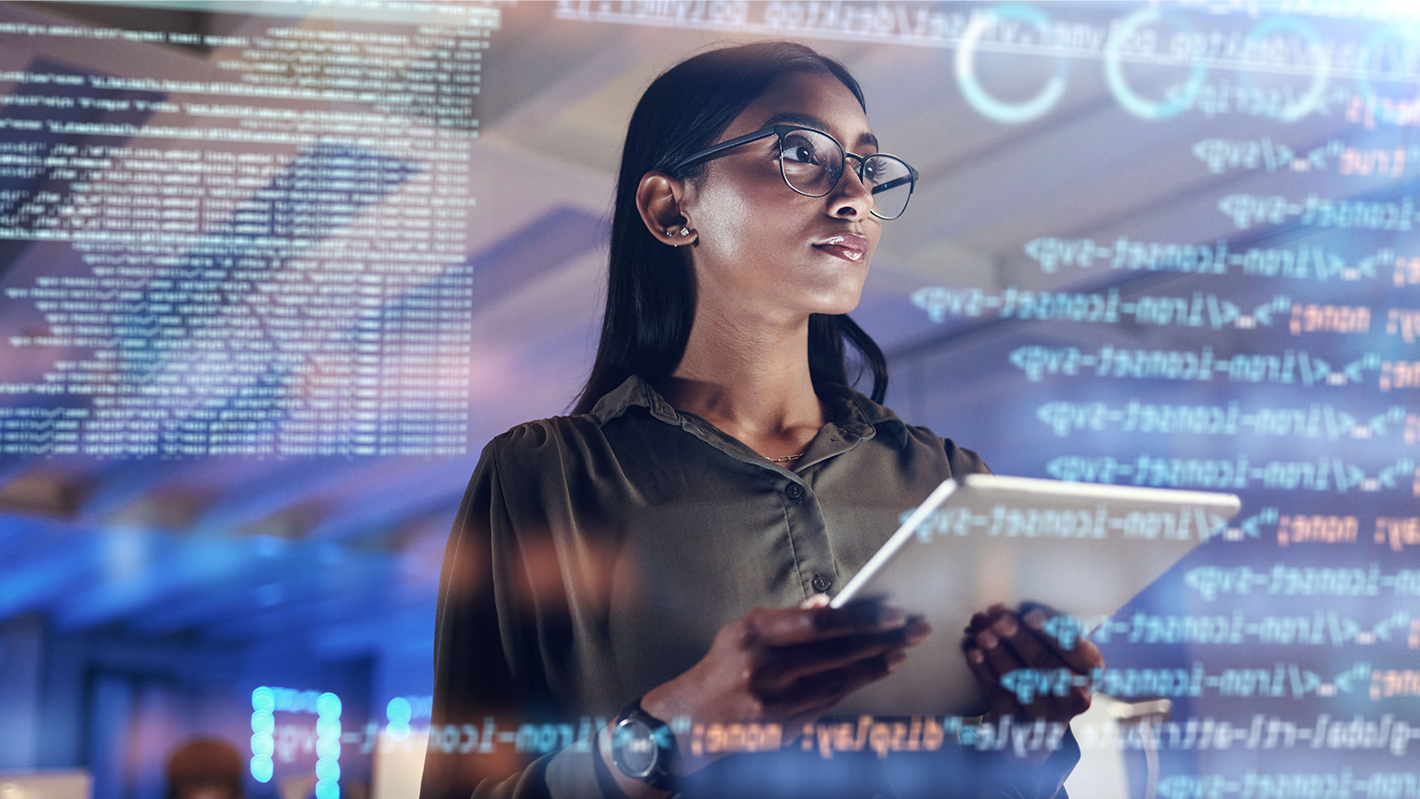 Frau mit Tablet und Programmiercode im Vordergrund